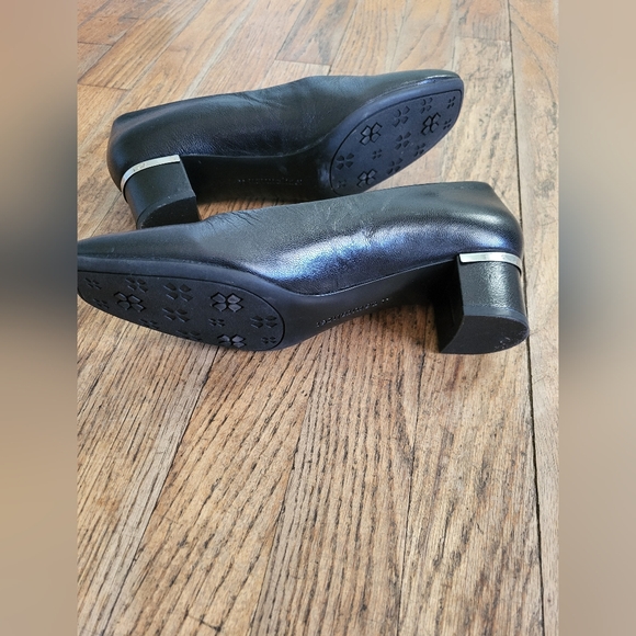 Naturalizer Pumps Black with Silver accent around pump block heel Size: 6 - Picture 6 of 7